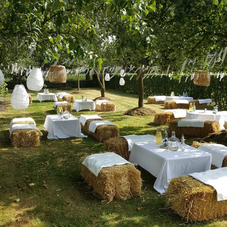 sfeerimpressie eten bruiloft feest met hooibalenPartyverhuur Brabant