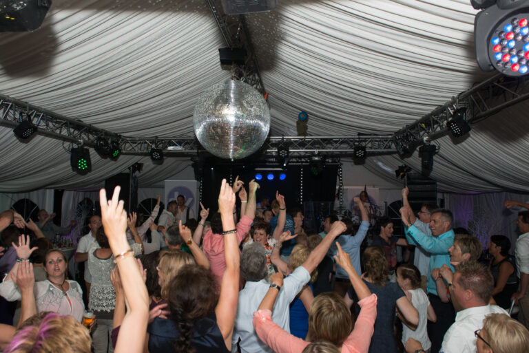 sfeerimpressie feest in de tent Partyverhuur Brabant