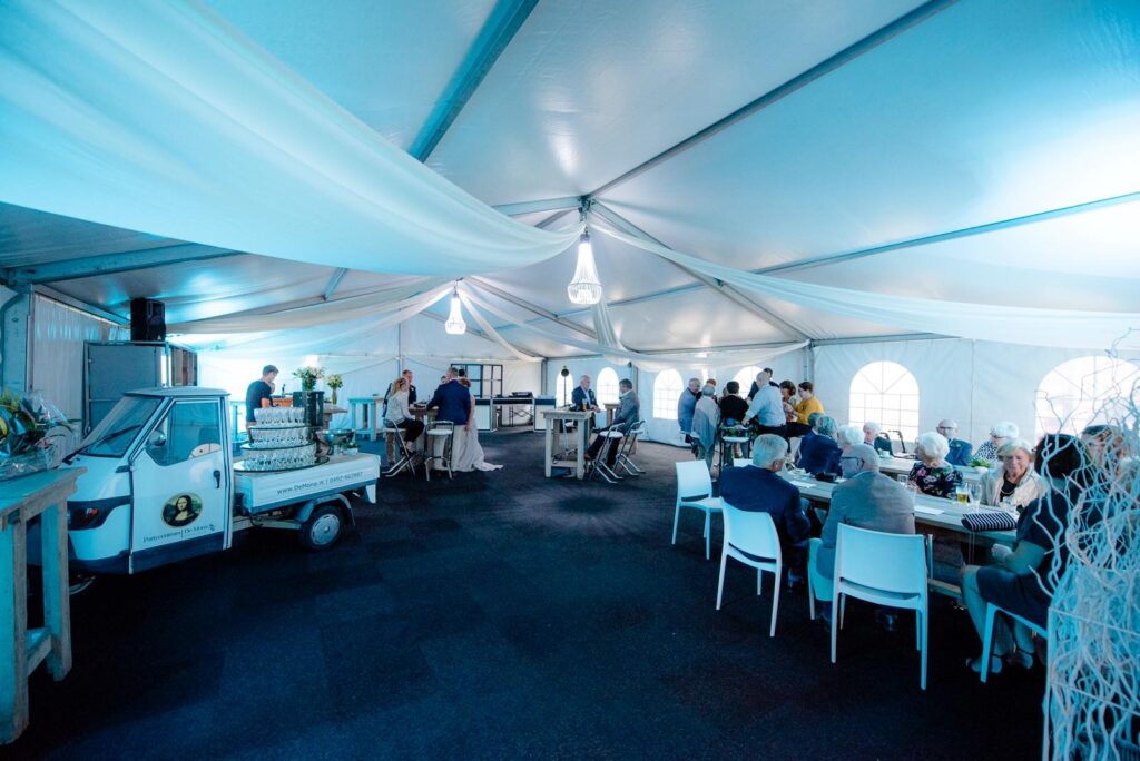 10meter aluminiumtent inclusief gedrappeerde witte doeken.jpg